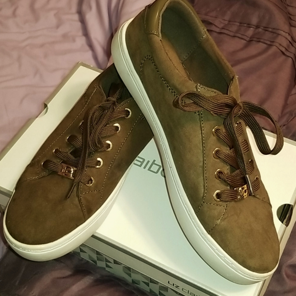 Tennis shoes